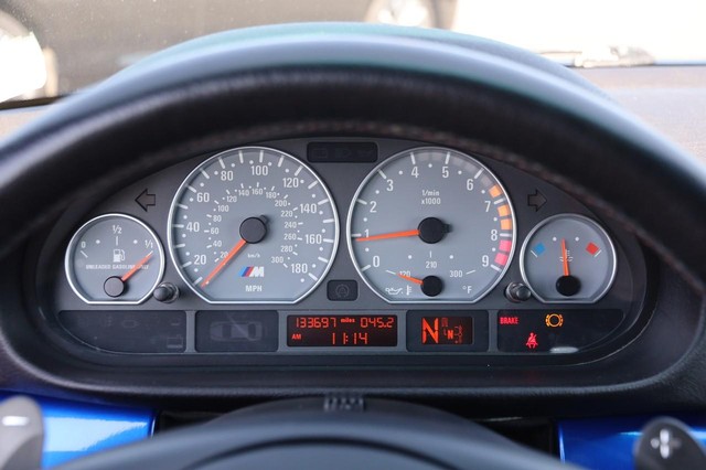 BMW 3 Series Vehicle Full-screen Gallery Image 12