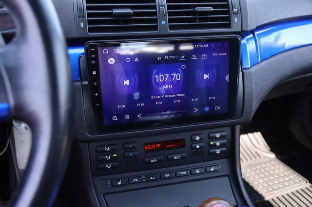 BMW 3 Series Vehicle Full-screen Gallery Image 13