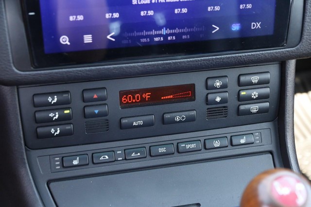 BMW 3 Series Vehicle Full-screen Gallery Image 15