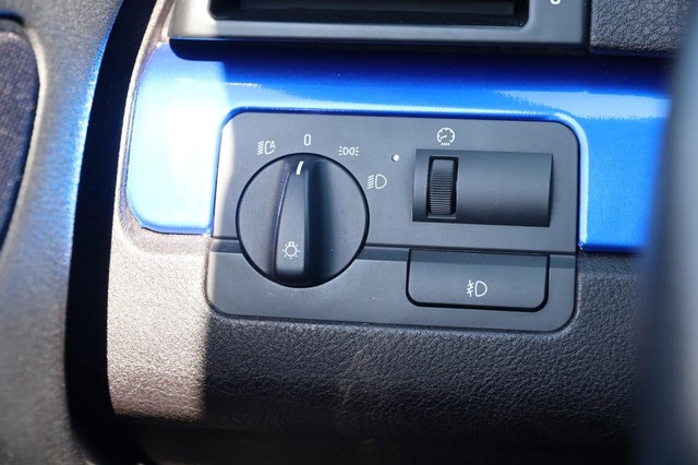 BMW 3 Series Vehicle Full-screen Gallery Image 17