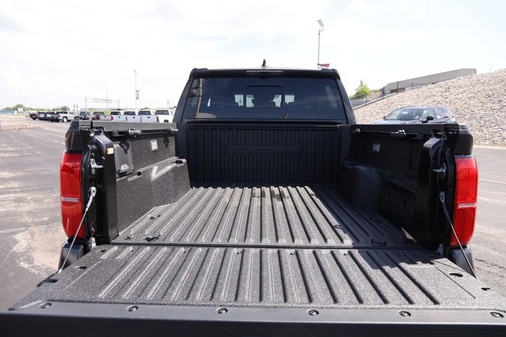 Toyota Tacoma 4WD Vehicle Full-screen Gallery Image 7