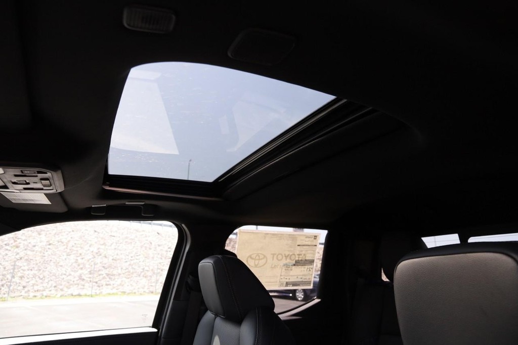 Toyota Tacoma 4WD Vehicle Full-screen Gallery Image 8