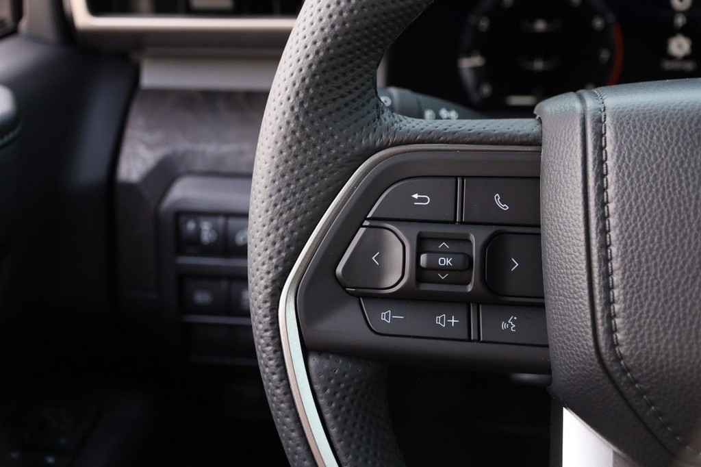 Toyota Tacoma 4WD Vehicle Full-screen Gallery Image 12