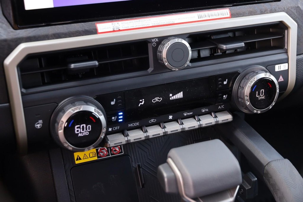 Toyota Tacoma 4WD Vehicle Full-screen Gallery Image 18