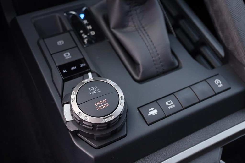 Toyota Tacoma 4WD Vehicle Full-screen Gallery Image 19