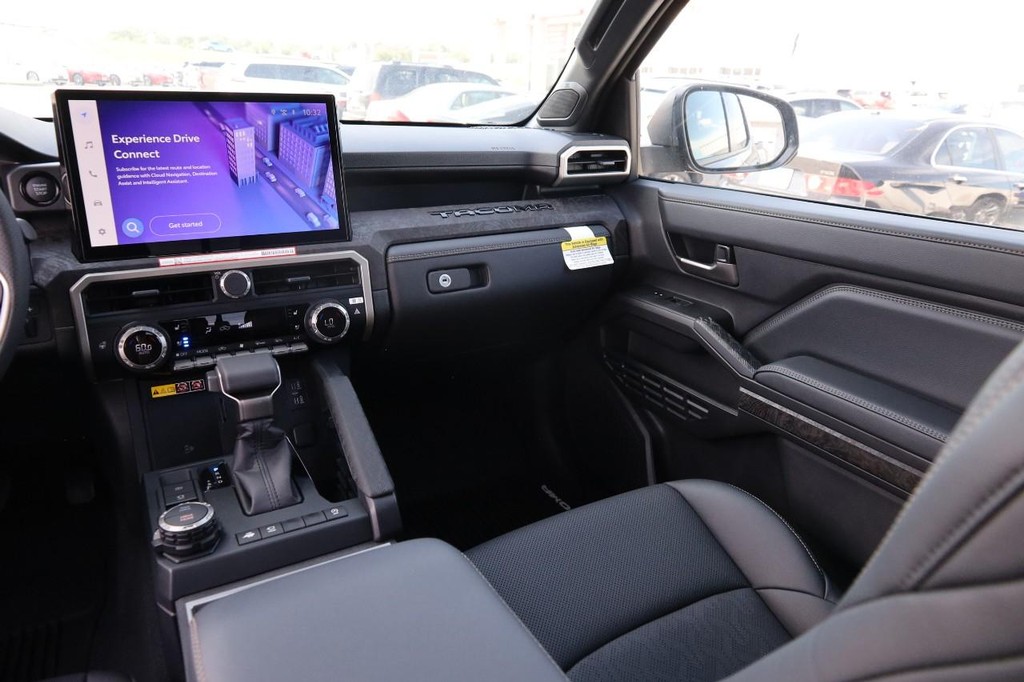 Toyota Tacoma 4WD Vehicle Full-screen Gallery Image 28
