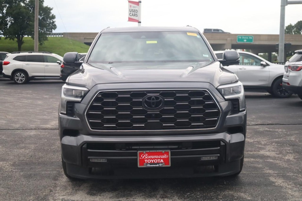Toyota Sequoia Vehicle Full-screen Gallery Image 3