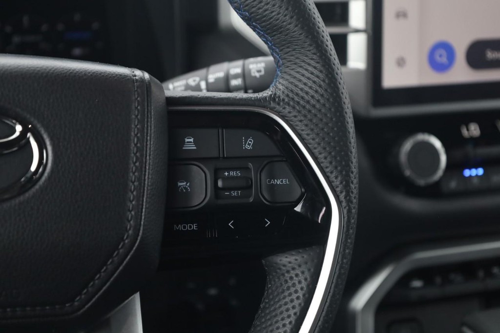 Toyota Sequoia Vehicle Full-screen Gallery Image 8