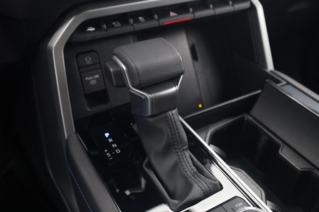 Toyota Sequoia Vehicle Full-screen Gallery Image 18