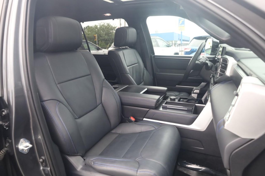 Toyota Sequoia Vehicle Full-screen Gallery Image 20