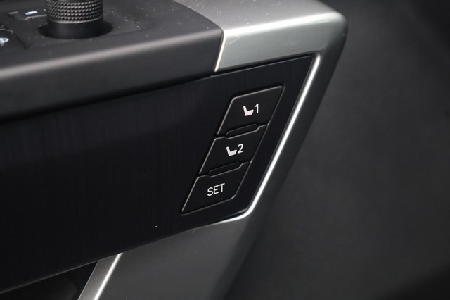 Toyota Sequoia Vehicle Image 11