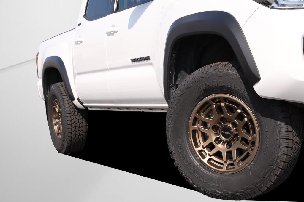 Toyota Tacoma 4WD Vehicle Full-screen Gallery Image 3