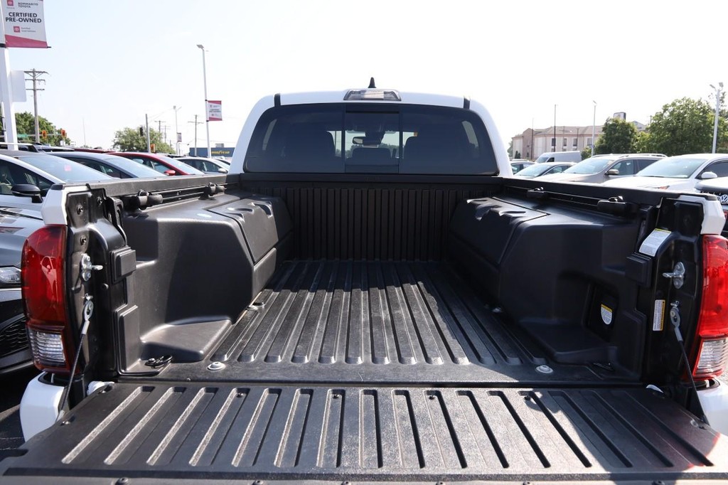 Toyota Tacoma 4WD Vehicle Full-screen Gallery Image 7