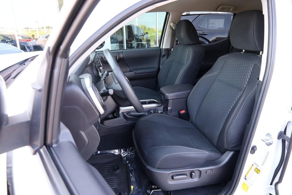 Toyota Tacoma 4WD Vehicle Full-screen Gallery Image 8