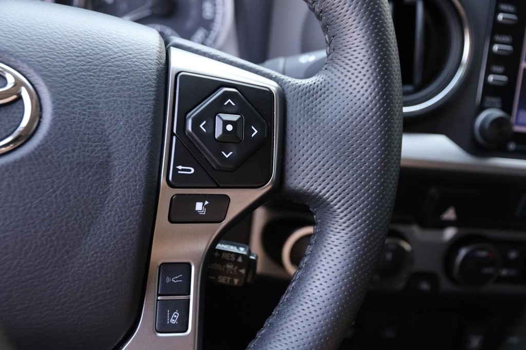 Toyota Tacoma 4WD Vehicle Full-screen Gallery Image 12