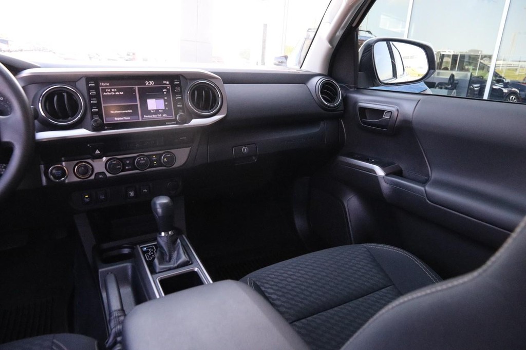 Toyota Tacoma 4WD Vehicle Full-screen Gallery Image 25