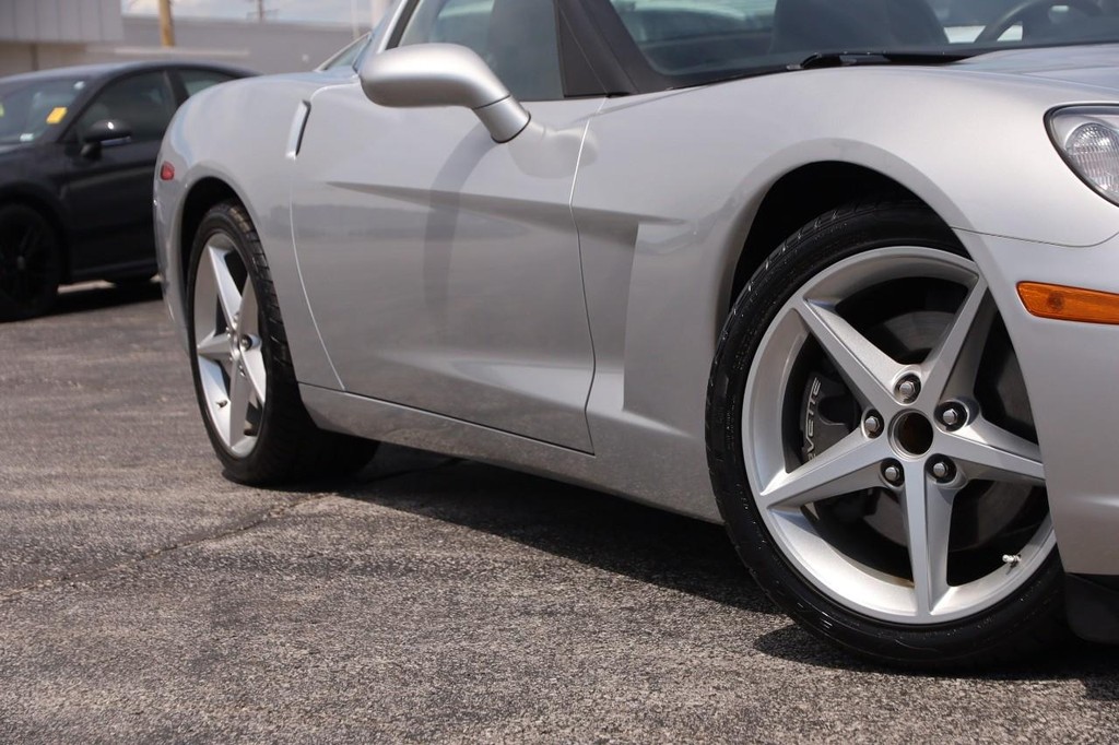 Chevrolet Corvette Vehicle Full-screen Gallery Image 03
