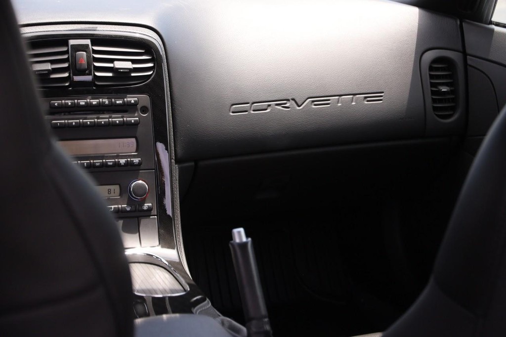 Chevrolet Corvette Vehicle Full-screen Gallery Image 09