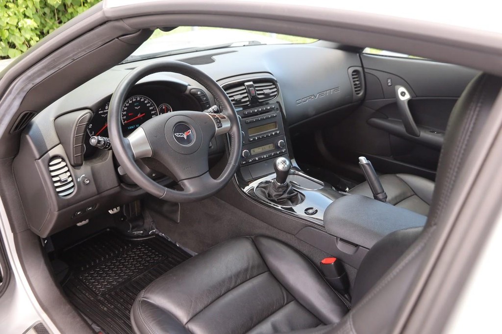 Chevrolet Corvette Vehicle Full-screen Gallery Image 12