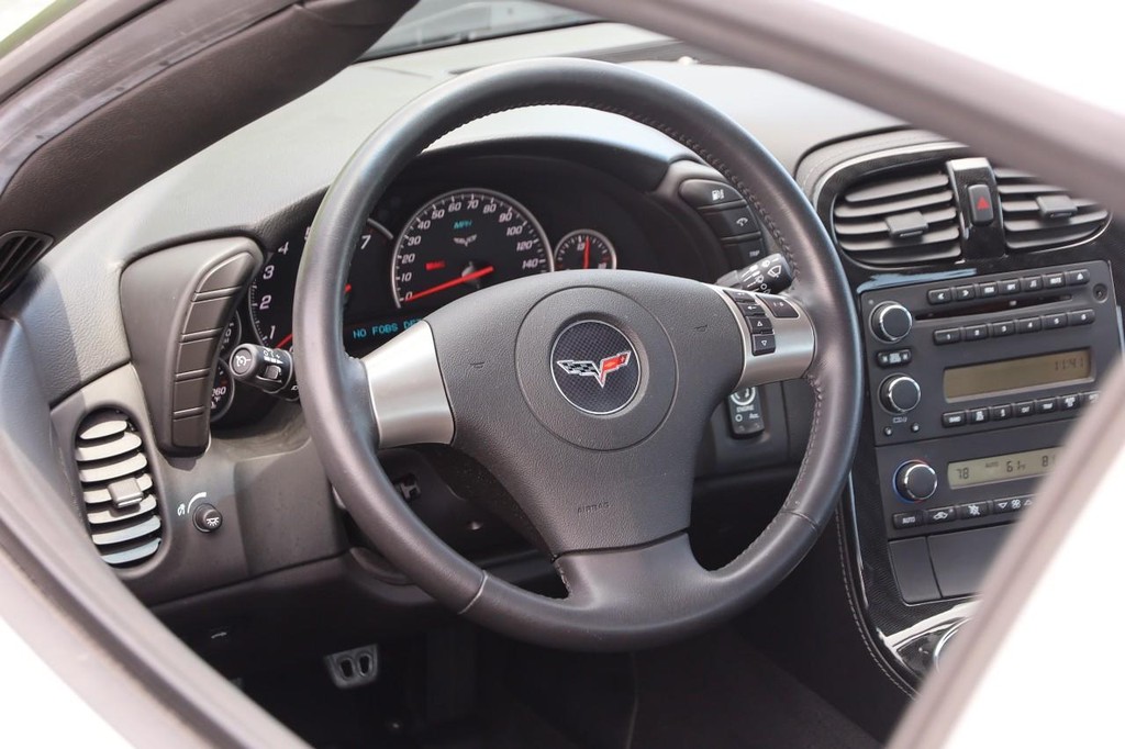Chevrolet Corvette Vehicle Full-screen Gallery Image 22