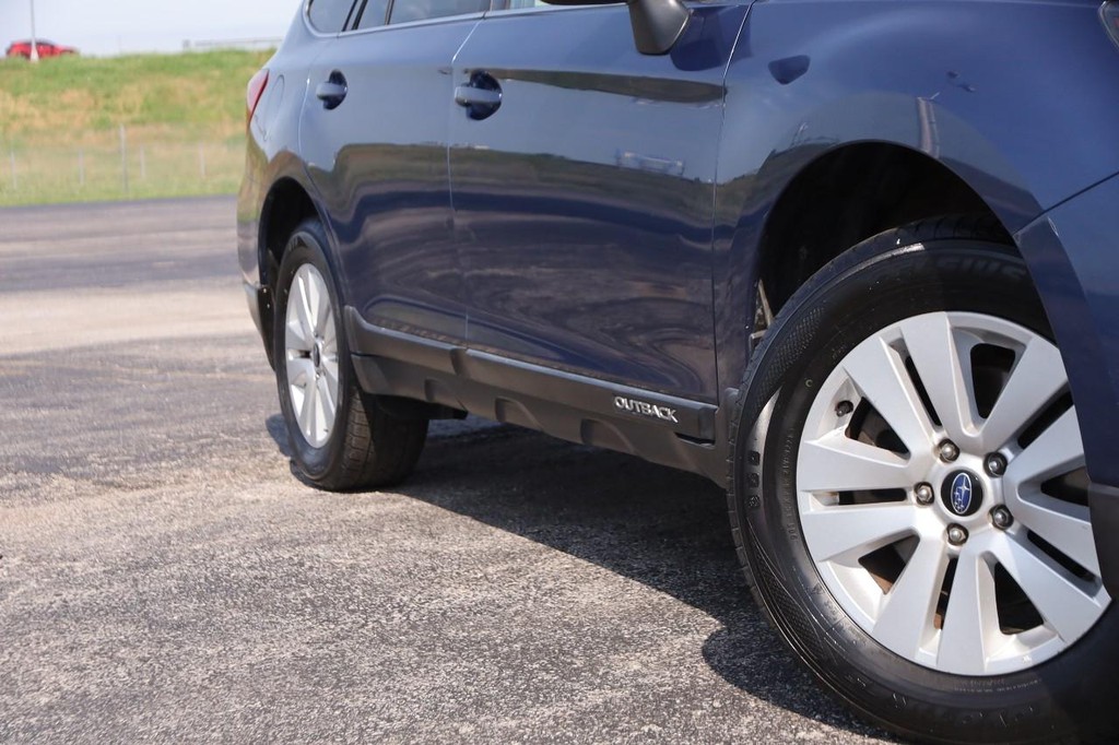 Subaru Outback Vehicle Full-screen Gallery Image 3