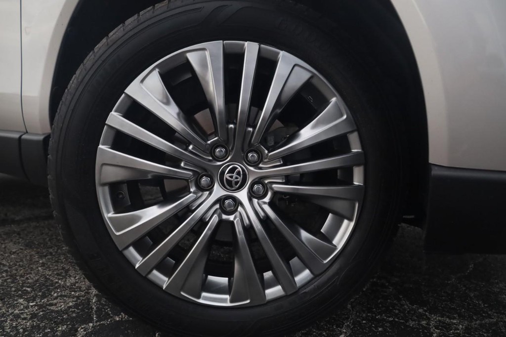Toyota Venza Vehicle Full-screen Gallery Image 2