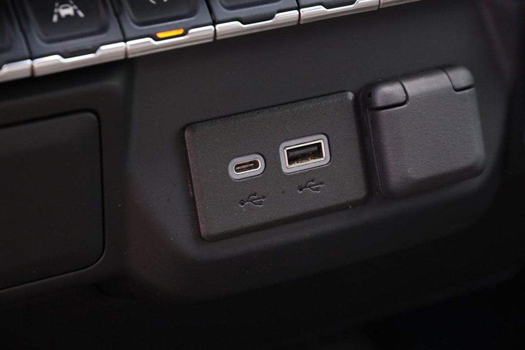 Chevrolet Silverado 1500 Vehicle Full-screen Gallery Image 19