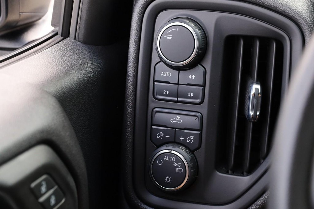 Chevrolet Silverado 1500 Vehicle Full-screen Gallery Image 20