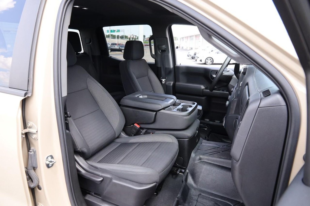 Chevrolet Silverado 1500 Vehicle Full-screen Gallery Image 26
