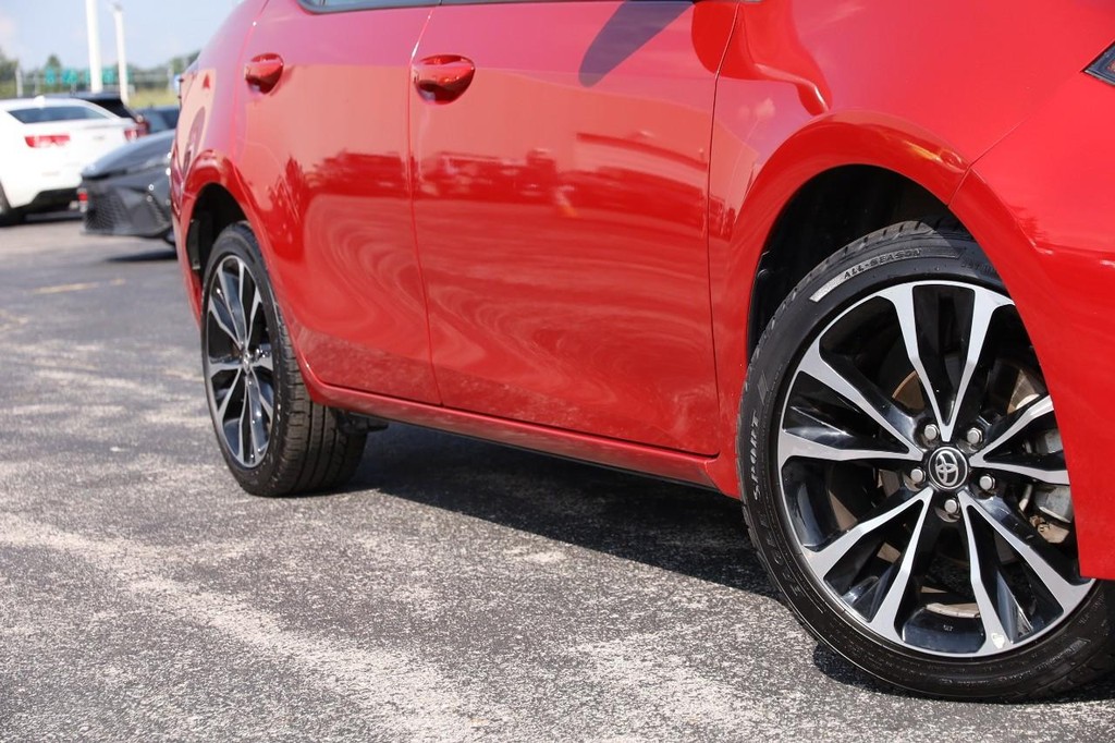 Toyota Corolla Vehicle Full-screen Gallery Image 3