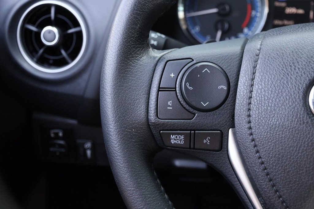 Toyota Corolla Vehicle Full-screen Gallery Image 11
