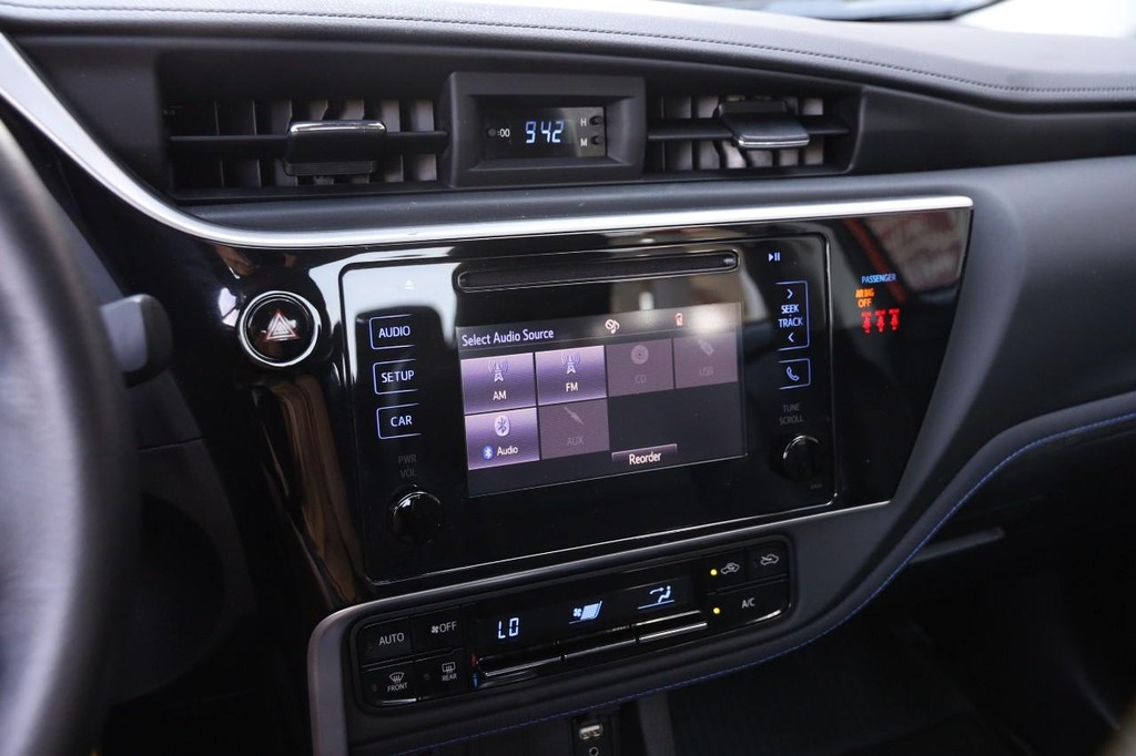 Toyota Corolla Vehicle Full-screen Gallery Image 14