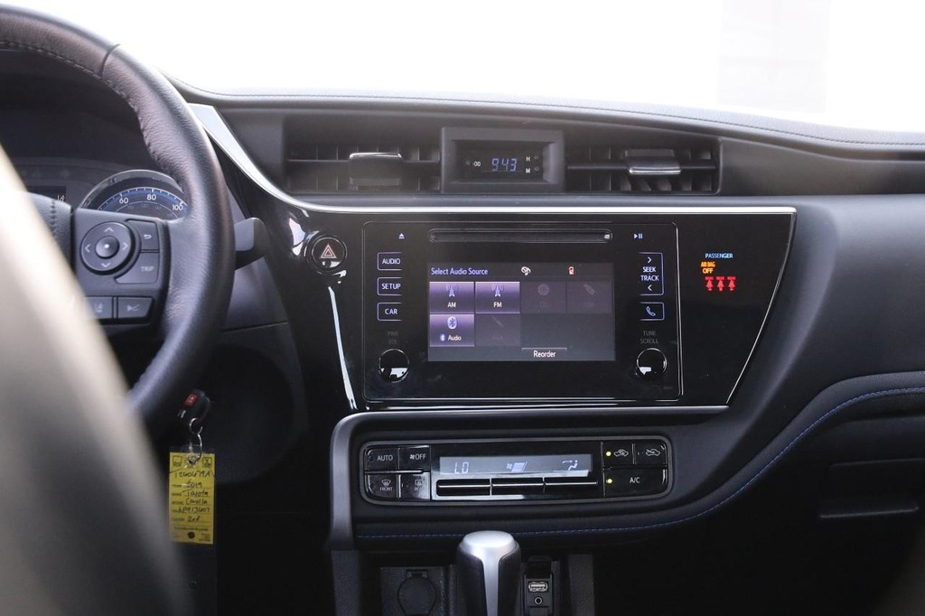 Toyota Corolla Vehicle Full-screen Gallery Image 24