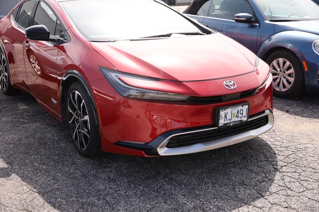 Toyota Prius Plug-In Hybrid Vehicle Full-screen Gallery Image 2