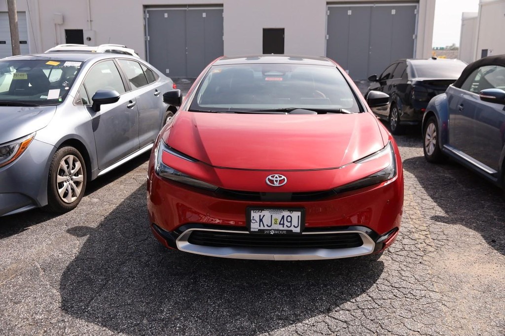 Toyota Prius Plug-In Hybrid Vehicle Full-screen Gallery Image 3
