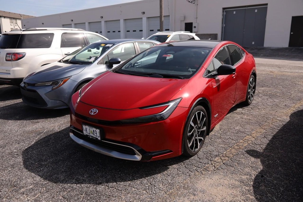 Toyota Prius Plug-In Hybrid Vehicle Full-screen Gallery Image 4