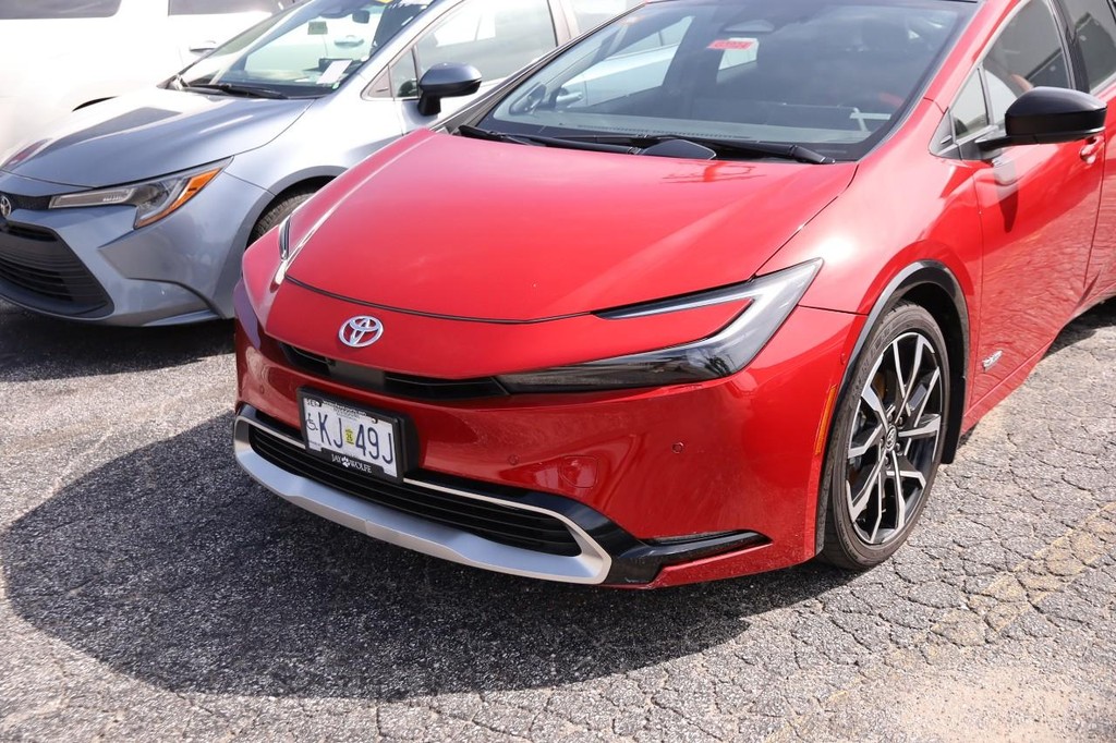Toyota Prius Plug-In Hybrid Vehicle Full-screen Gallery Image 5