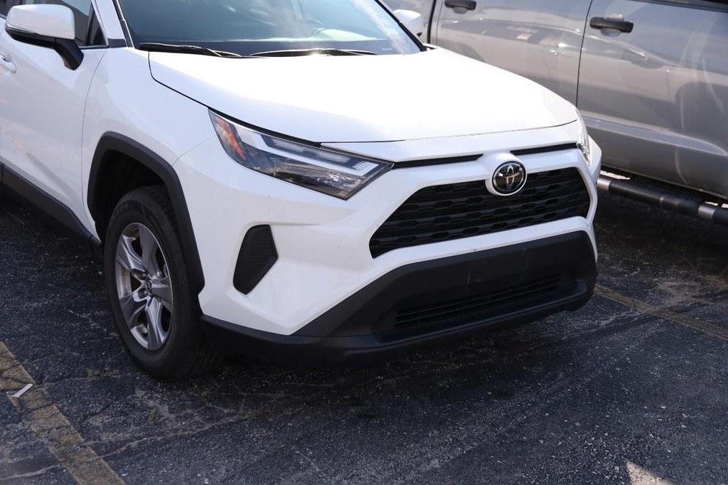 Toyota RAV4 Vehicle Full-screen Gallery Image 2