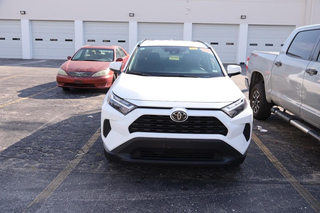 Toyota RAV4 Vehicle Full-screen Gallery Image 3