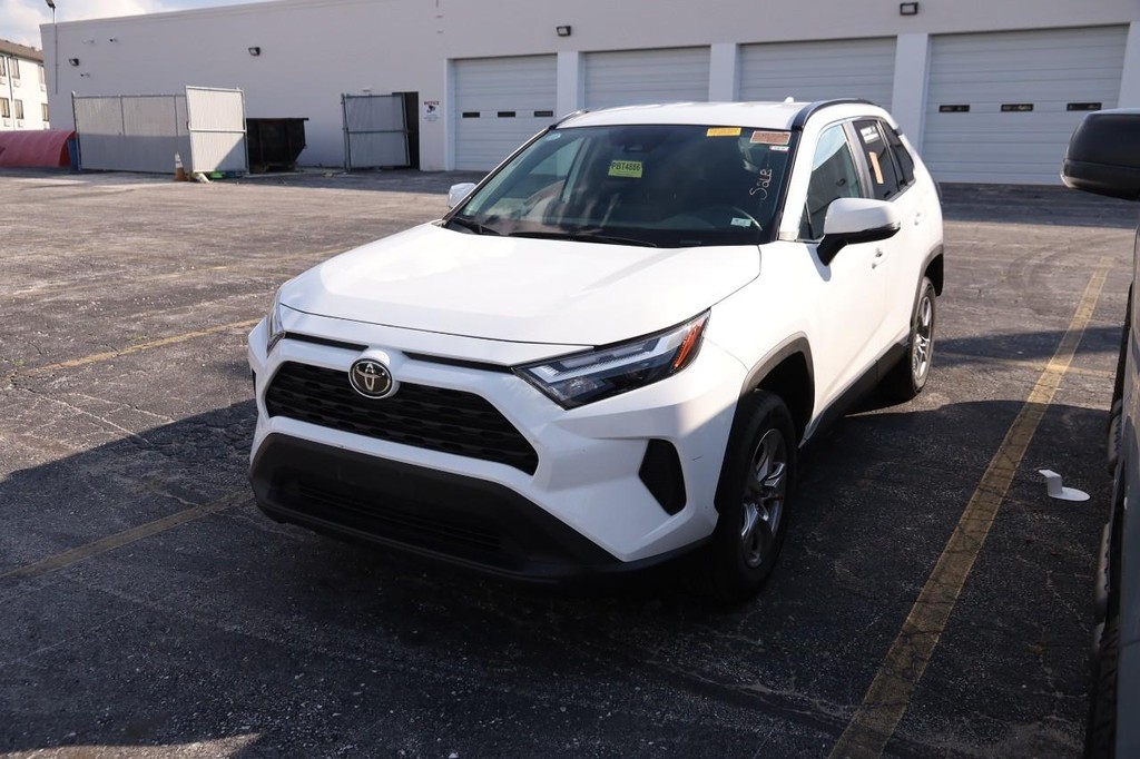Toyota RAV4 Vehicle Full-screen Gallery Image 4