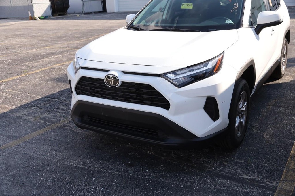 Toyota RAV4 Vehicle Full-screen Gallery Image 5