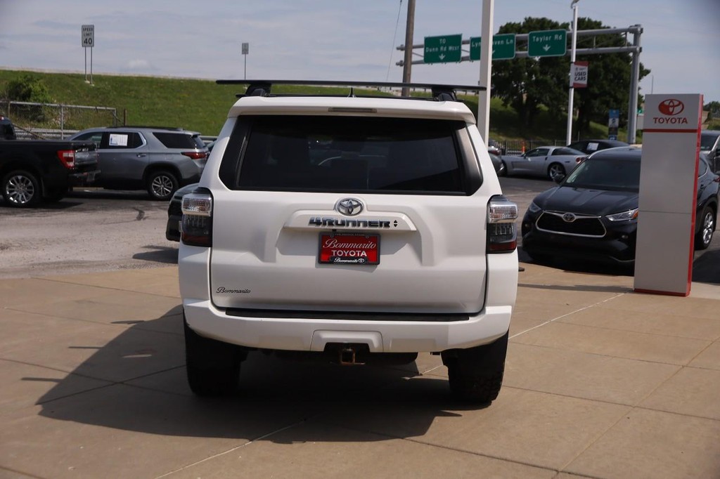 Toyota 4Runner Vehicle Full-screen Gallery Image 6