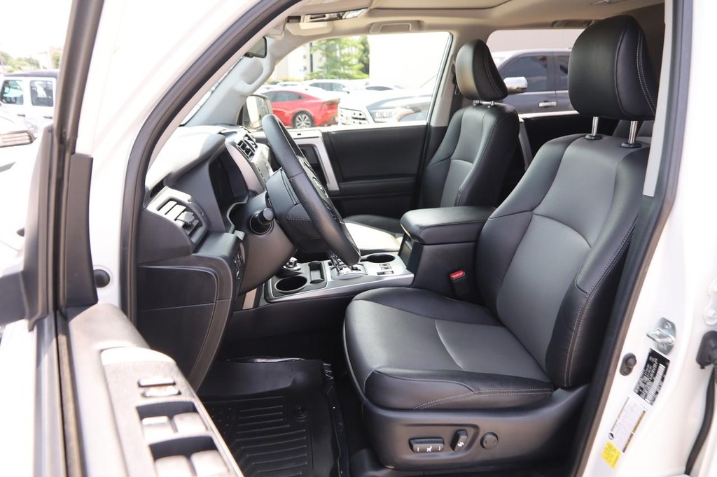 Toyota 4Runner Vehicle Full-screen Gallery Image 9