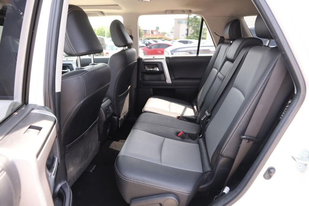 Toyota 4Runner Vehicle Full-screen Gallery Image 10