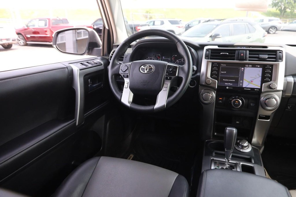 Toyota 4Runner Vehicle Full-screen Gallery Image 23