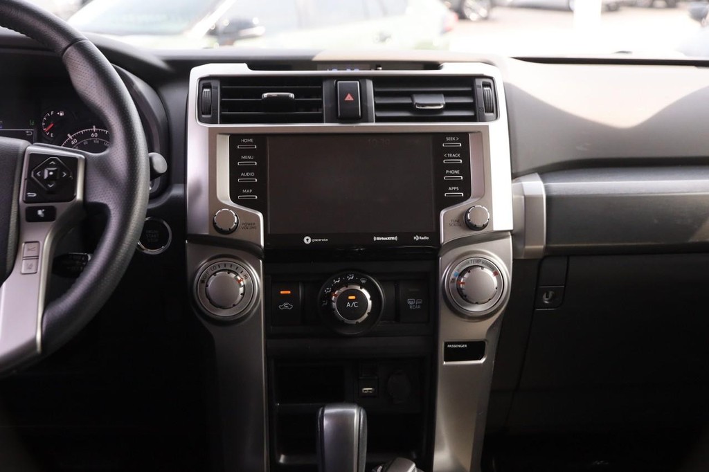 Toyota 4Runner Vehicle Full-screen Gallery Image 25
