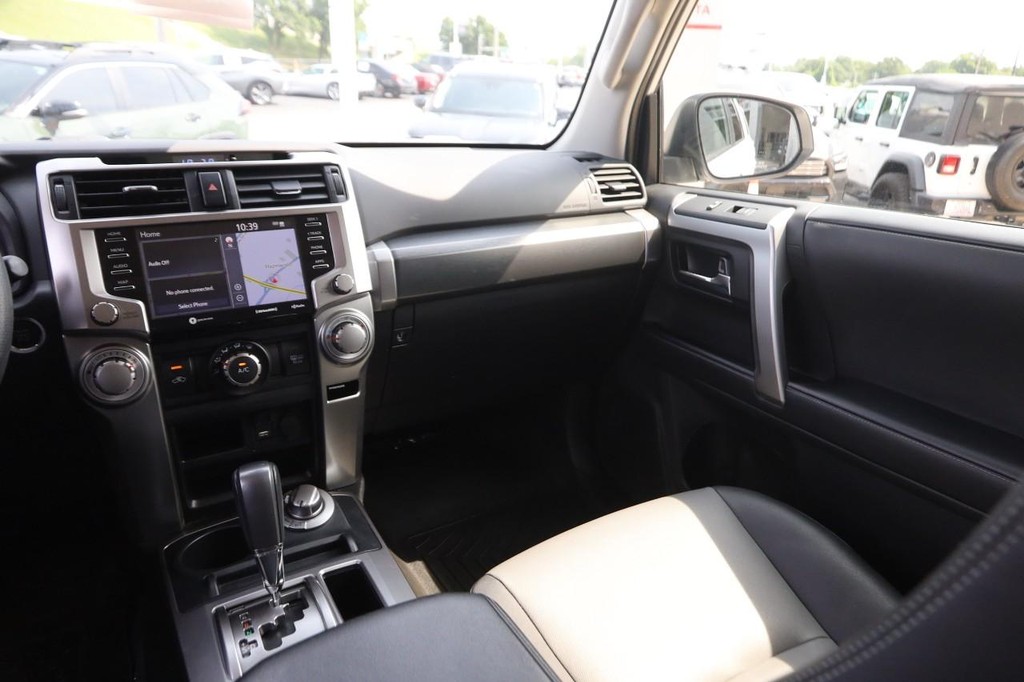 Toyota 4Runner Vehicle Full-screen Gallery Image 26
