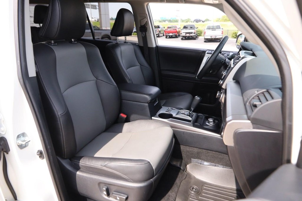 Toyota 4Runner Vehicle Full-screen Gallery Image 27