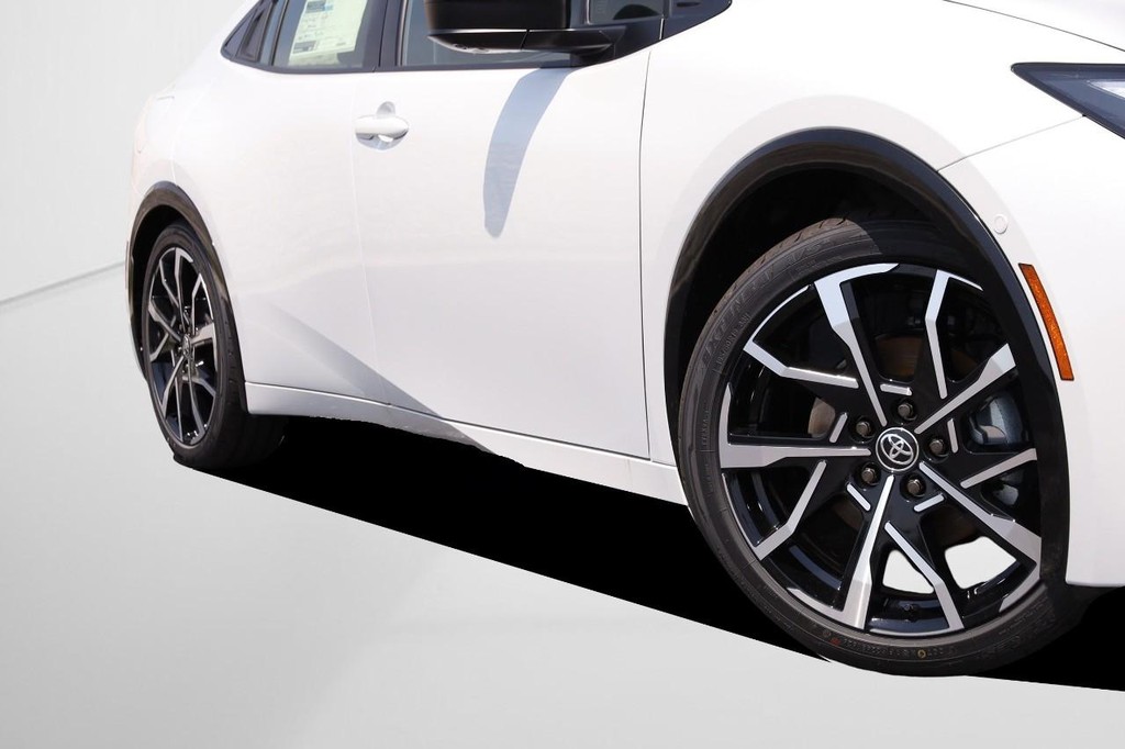 Toyota Prius Plug-In Hybrid Vehicle Full-screen Gallery Image 3