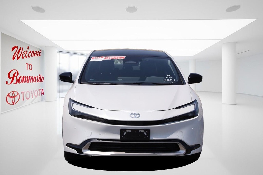 Toyota Prius Plug-In Hybrid Vehicle Full-screen Gallery Image 4